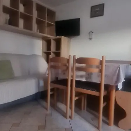 Ξενοδοχείο με διαμερίσματα Djura *