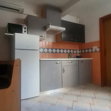 Djura Ξενοδοχείο με διαμερίσματα *